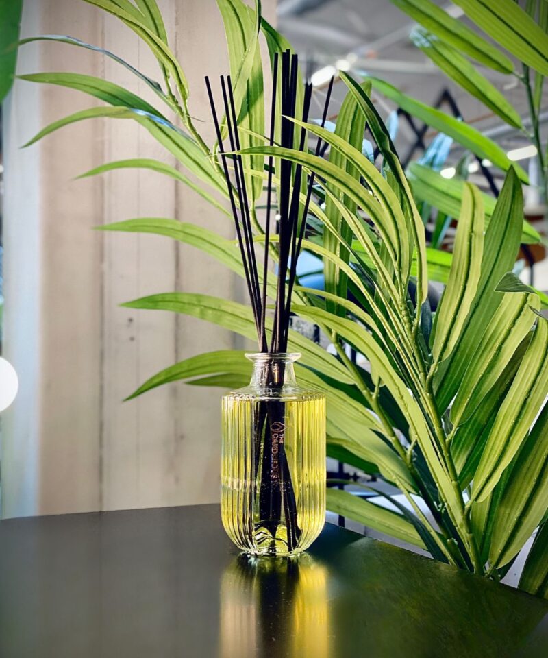 CandleDust - Rosso Reed Diffuser - 500ml of Fruity scented fragrance oil with 12 reed sticks included